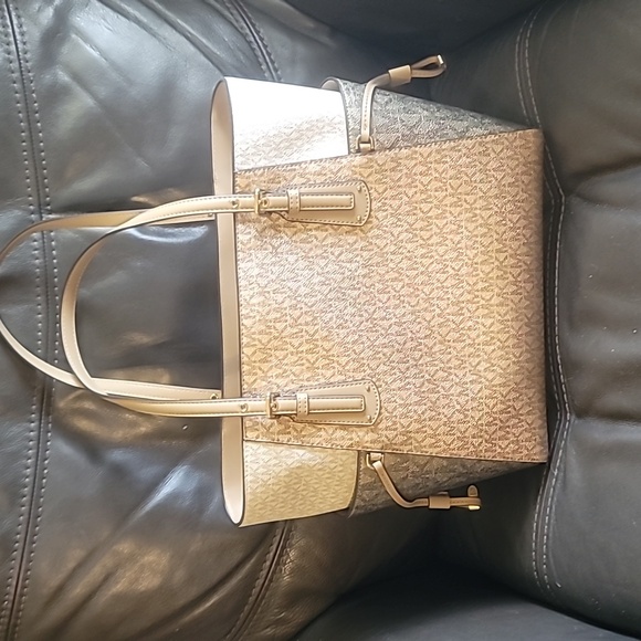 Michael Kors - Picture 2 of 5